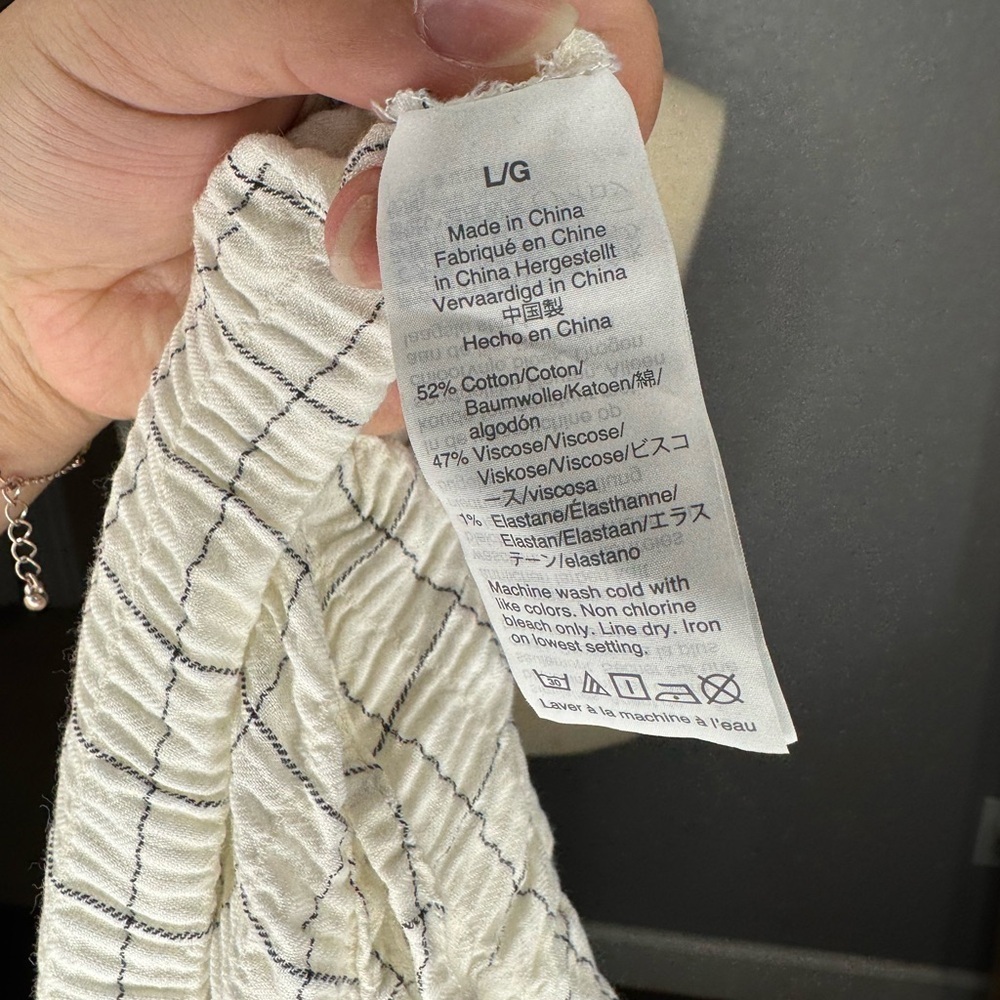 White Button-Up Blouse with‎ Grid Pattern - Picture 4 of 4